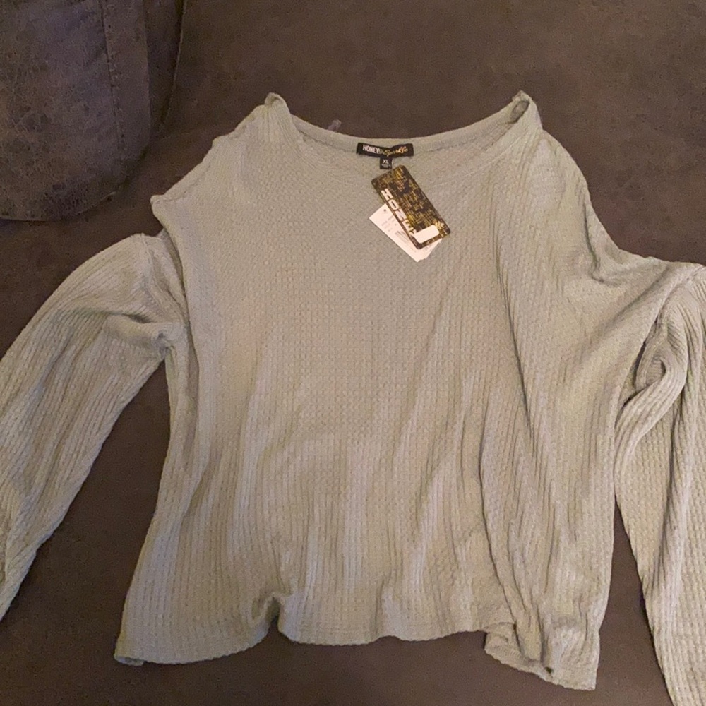 Honey and Sparkle brand top.⛄️